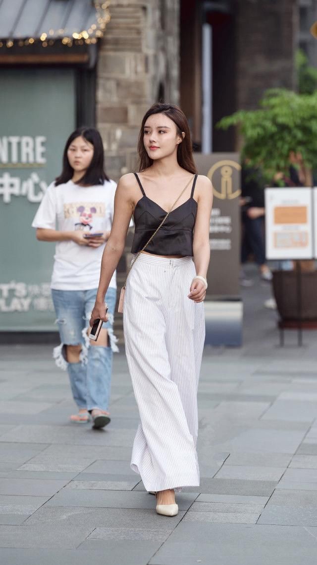 街拍:白皙甜美的牛仔裤美女,展现女神的柔美气质!