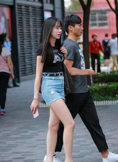  [个性]优雅个性又减龄，穿牛仔短裙让你美出自信，靓丽出行