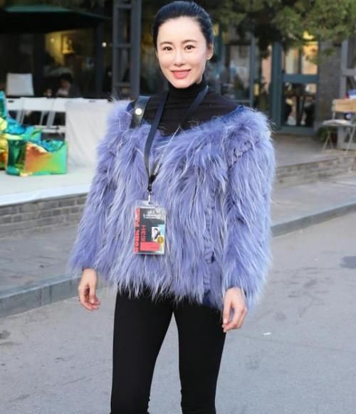  「气质」街拍：花颜月貌的美女，一件白色上衣配白色短裙，清新靓丽气质美