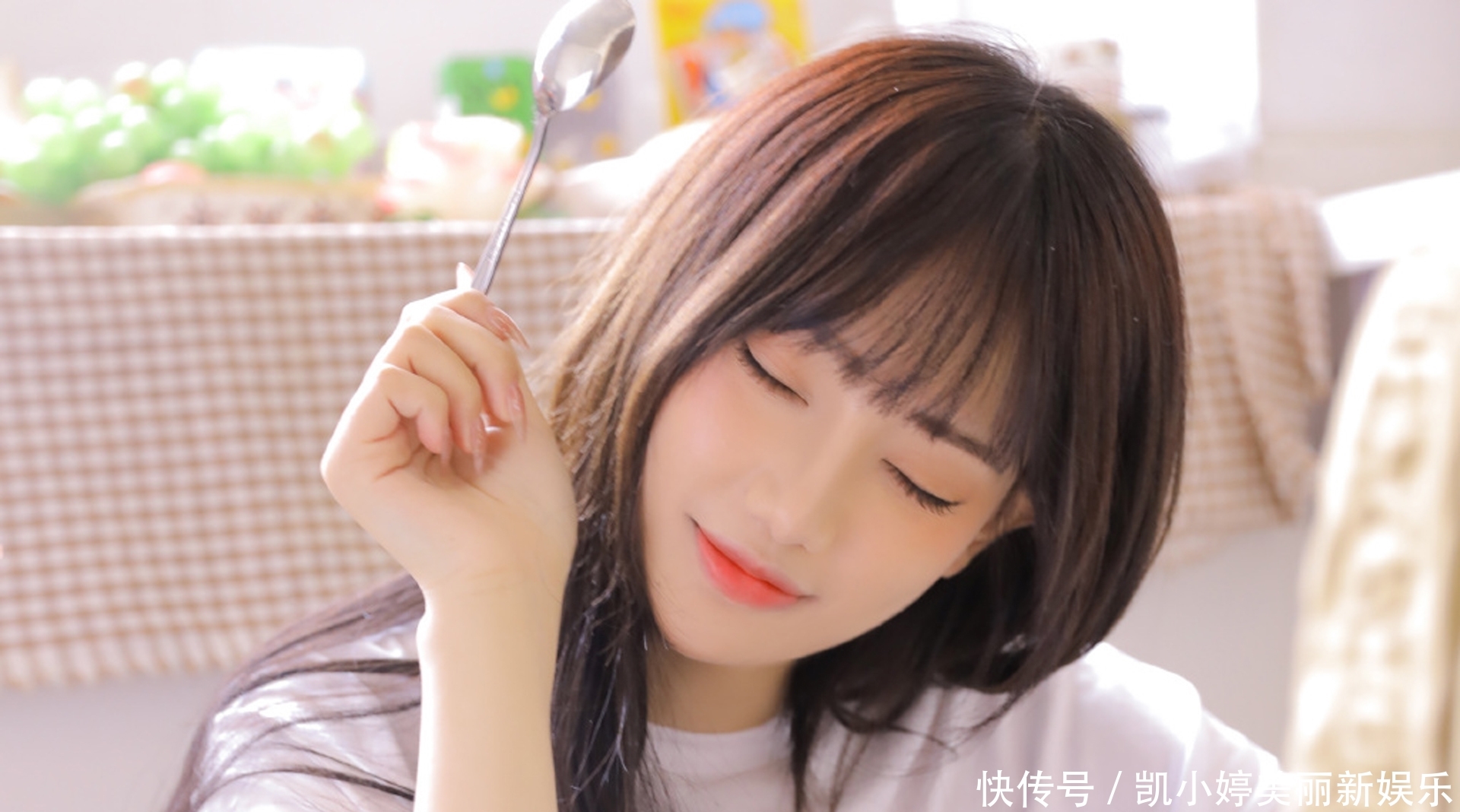  #清新#美女自拍：小姐姐清新长发，穿白衬衫在家自拍。