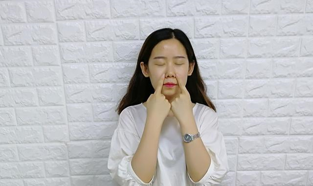 女人长按这3个地方，每天1分钟，改善皮肤暗黄皱纹！