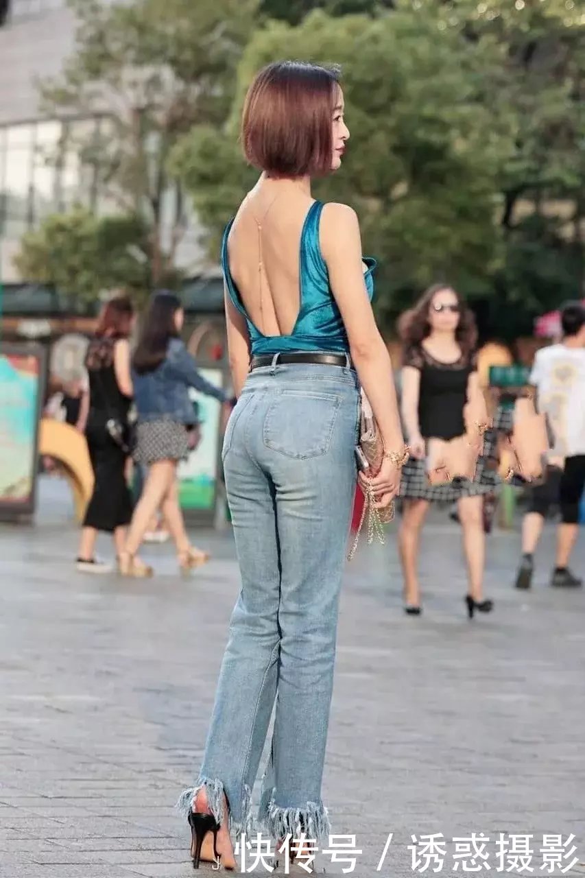 甜美小姐姐这样的服装穿搭很是诱人，紧绷的翘臀给人带来活力