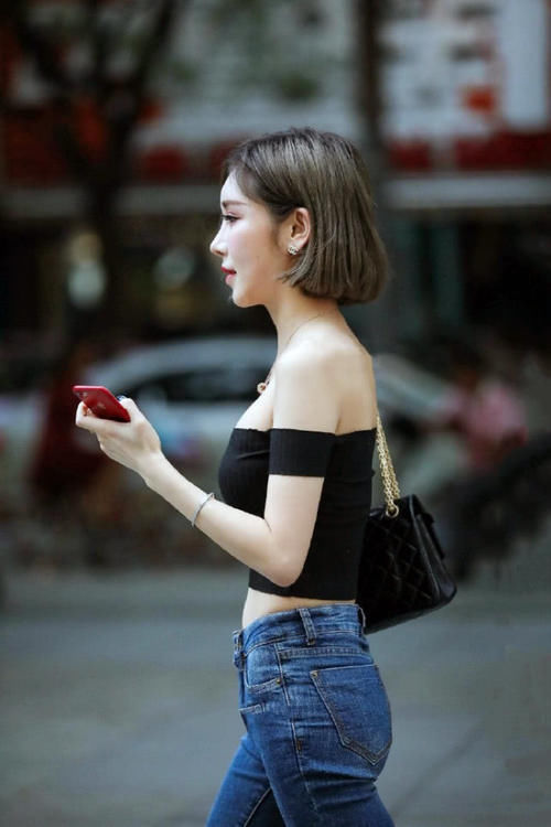小姐姐■街拍腿长的人穿紧身牛仔裤,怎么穿怎么好看,这小姐姐简直美腻