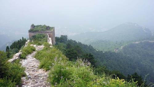 碧波荡漾，松柏苍翠，江南秀色、北国风光为一体，河北迁安白羊峪