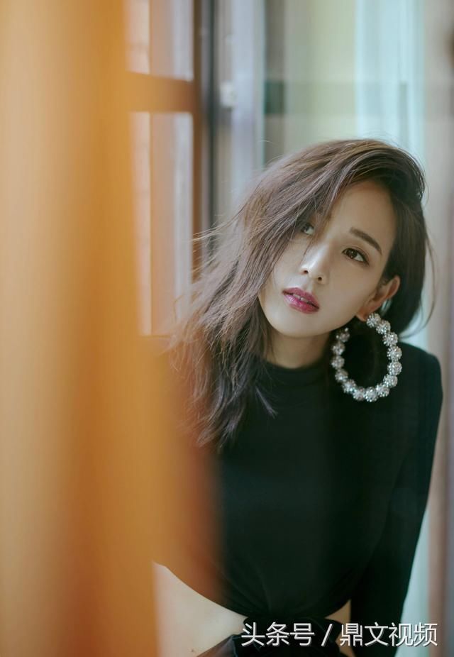 张钧蜜纽约时装周，露出小蛮腰很是性感，果然健身的女人身材好