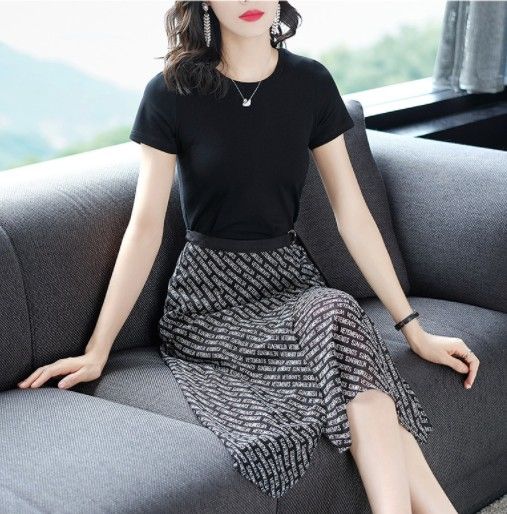 年过40的你偶尔装嫩一下，多穿这样的连衣裙配高跟鞋焕发女人味