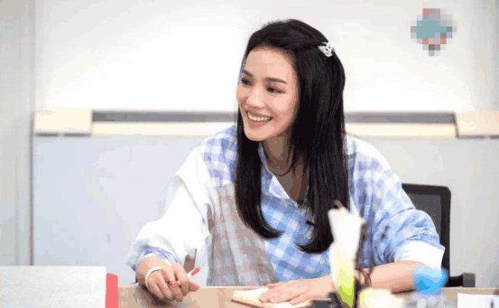 舒淇近期大换发型, 变成齐刘海少女, 网友的反应怎么都一边倒
