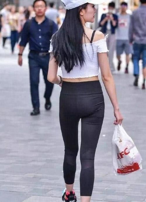 身穿打底裤的女生，轻轻松松展现完美身材