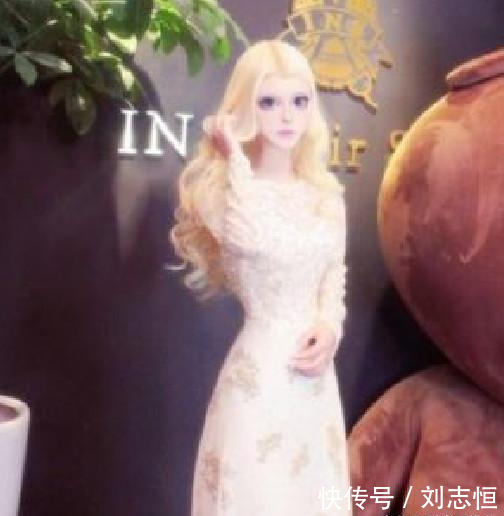 她是网红“真人芭比”吃饭需要抬头原因是这个, 网友: 看完我“呆