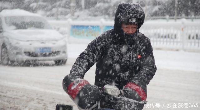  威海■山东威海突降暴雪，市民全副武装，顶着风雪出门慢行！