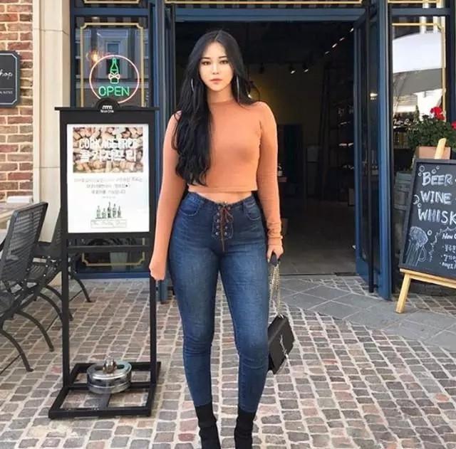 帅气潇洒的打底裤小姐姐，展现时尚迷人的身段，令人百看不厌！