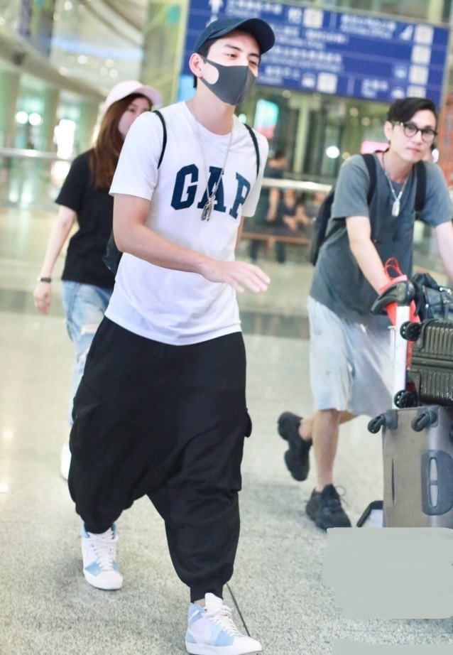 王大陆才是真的“柯基腿”,裤裆都掉到小腿了,短腿里你最萌