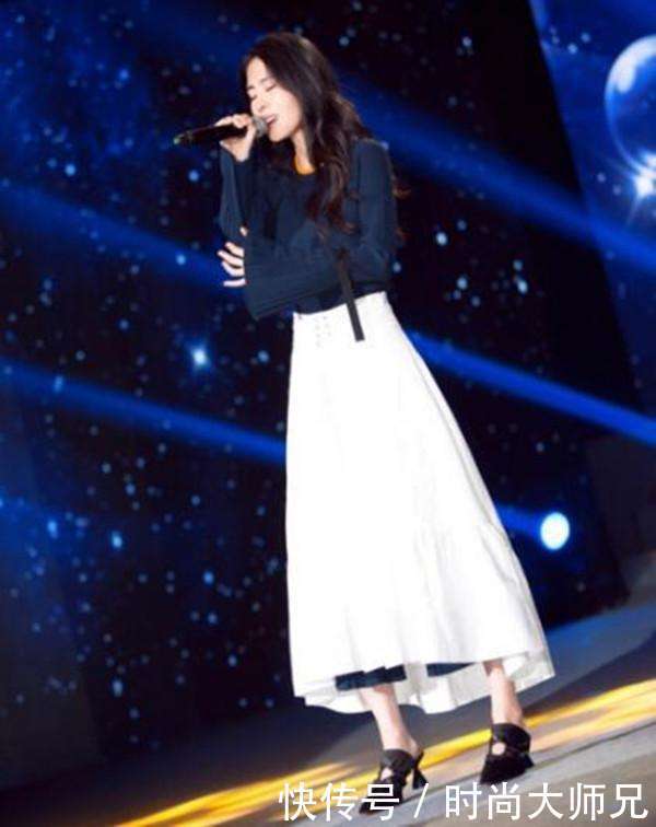 张碧晨裙子里面套裤子很时髦? 让人看不懂的, 还有她脚上那双鞋啊