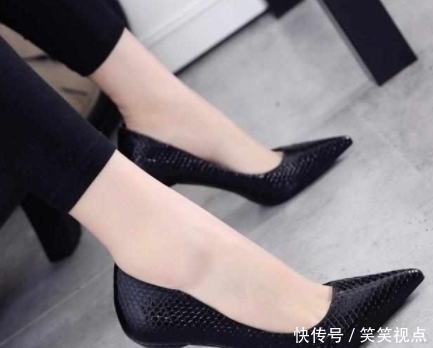 工作@尖尖的高跟鞋穿上优雅的女性气质, 展现出工作场所的直率和干练气质