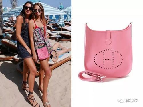 19岁德国公主很任性：晒性感比基尼照，做鬼脸比中指爱马仕背不停