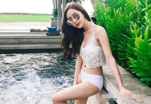 纯白蕾丝镂空修身比基尼泳衣,看起来高贵优雅,更有性感女人味
