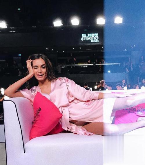 还记得那个扶起奚梦瑶的巴西维密天使么 人美心善