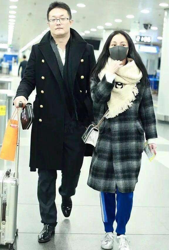 姚笛携男友现身机场, 穿格子大衣搭运动裤, 网友: 咋看咋别扭!