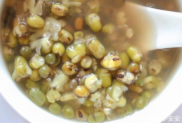  『红豆或者』不管煮红豆还是绿豆，别直接下锅煮，多加一步，几分钟轻松煮开花