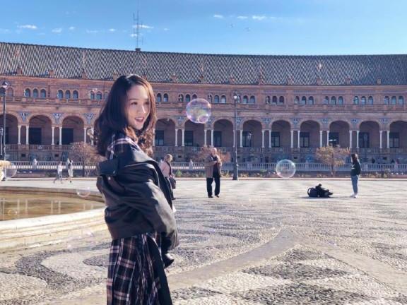 39岁陈乔恩真厉害！大妈印花连衣裙穿出飘逸感，网友：有颜任性