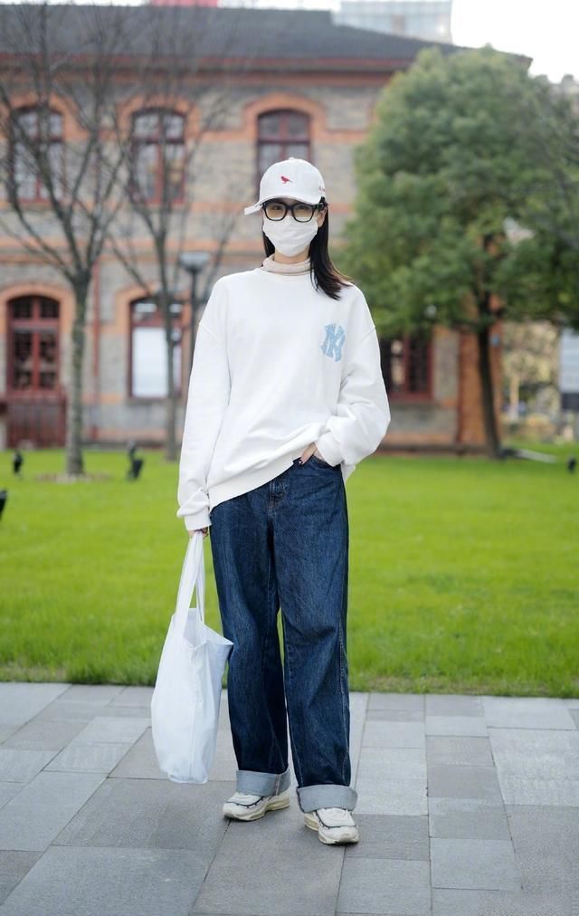  [不信]别再光秃秃的单穿卫衣了，换个穿法会更美，不信你就来看看