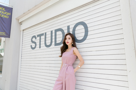 头条女神孙允珠，蜜桃汽水碎冰亮丝束腰阔腿裤