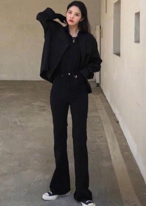 「显瘦」春天建议:“奶奶裤”已经凉凉,现在网红更爱这样穿,显瘦又时髦