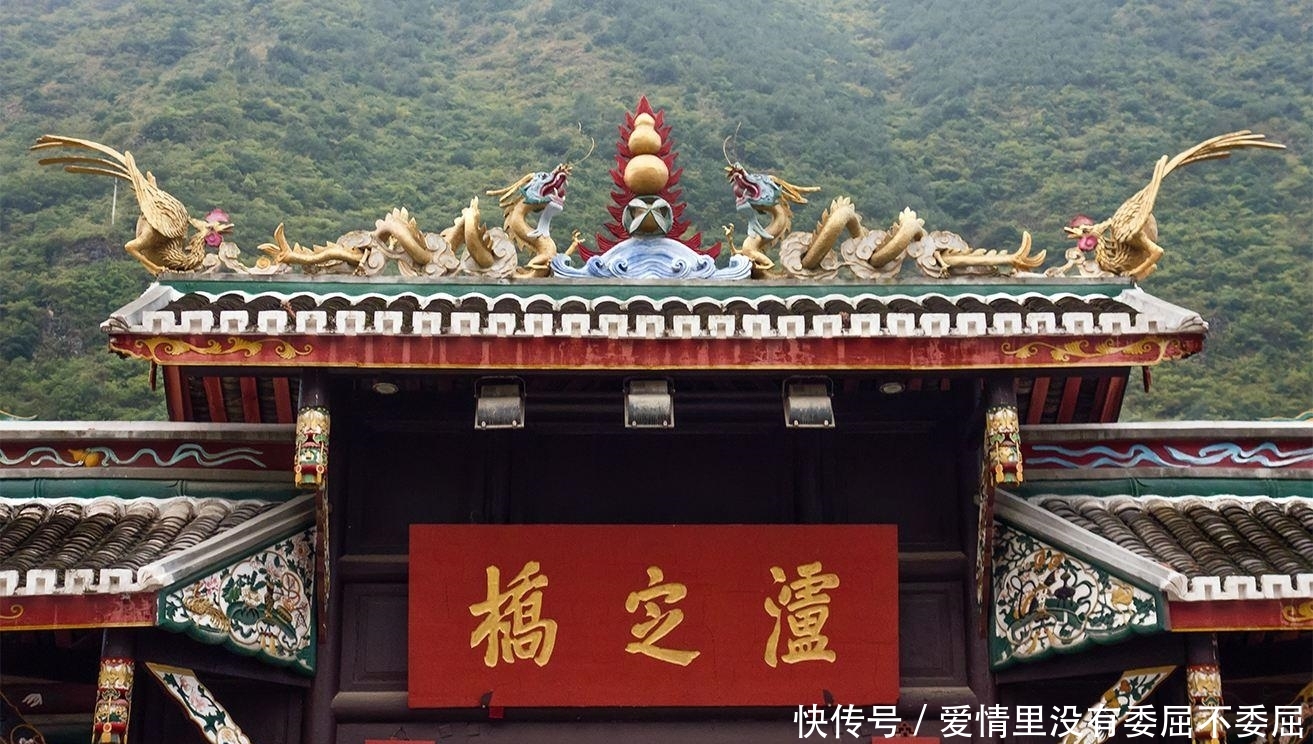 十几条铁链重达几十吨,300多年前的古人如何在湍急的河上架桥