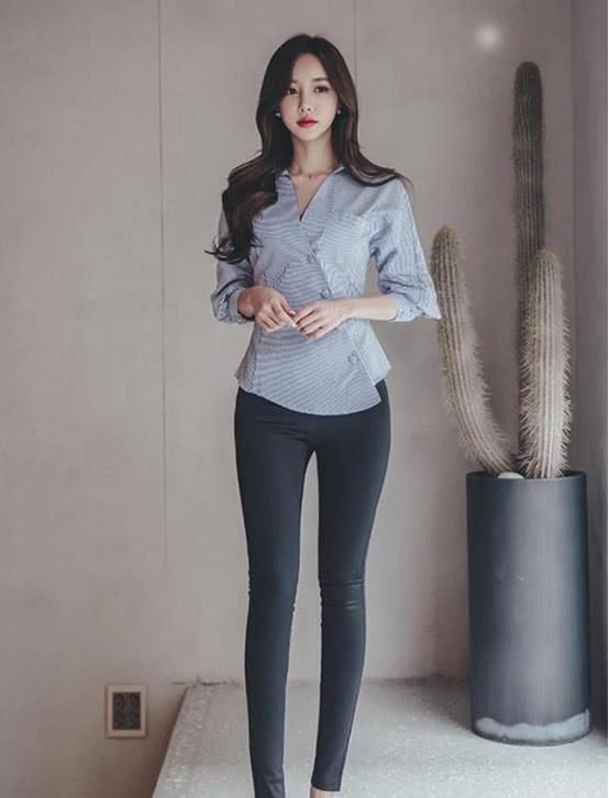 美女们穿上打底裤，大长腿很能吸引人