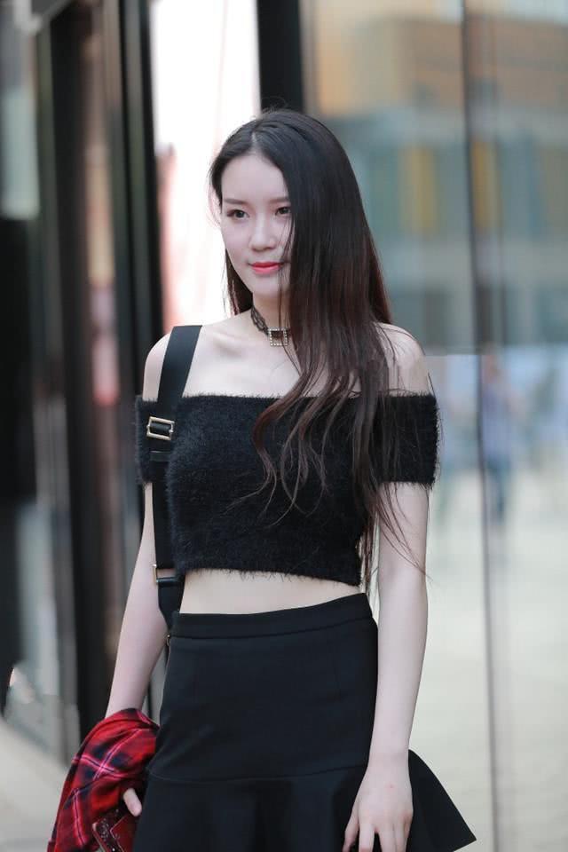 街拍：长相清秀性感的小姐姐，穿着轻熟优雅有范儿！