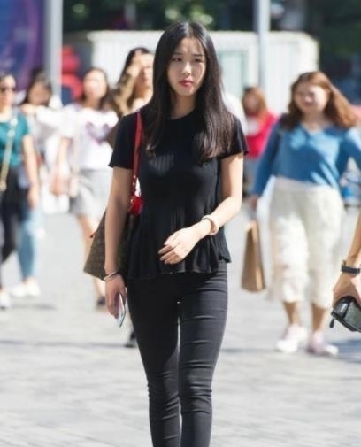 怦然心动:街拍:身穿红裙小美女,雪白的肌肤,让人怦然心动