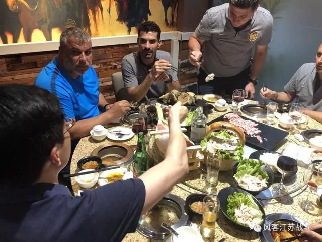 喷子加造谣太可怕！苏宁球员米兰吃顿火锅被黑惨了