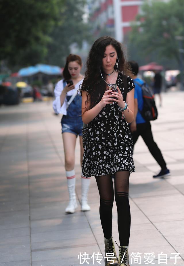 # 美女#尽显成熟女人味！，街拍：美女黑色印花连衣裙搭配黑色丝袜