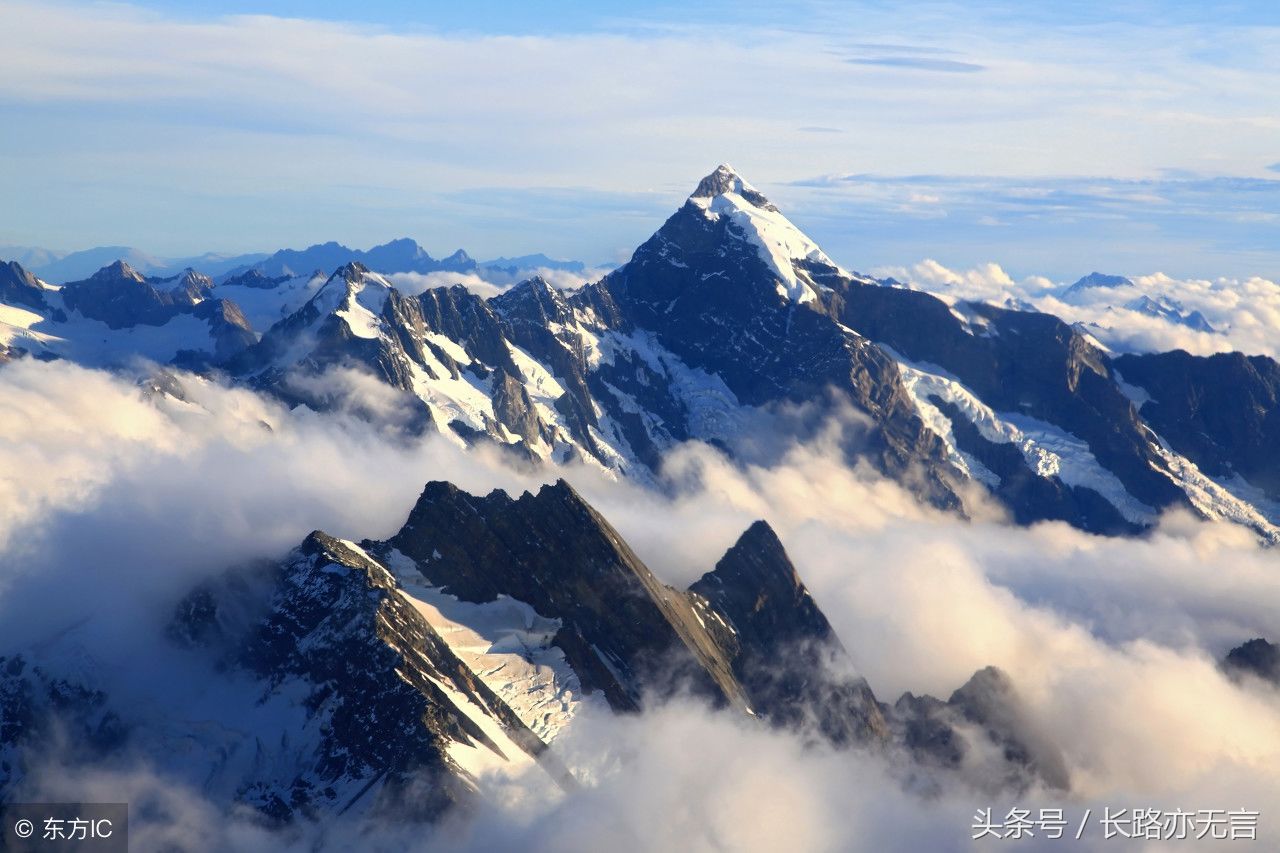 秋日天空,天高云淡,往事都已遥远,甚至记不清某一朵云的微笑