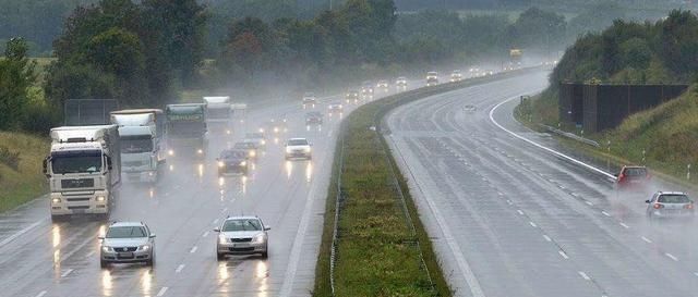  保命：跑高速突然下大暴雨怎么办？老司机：记住这几点，关键时