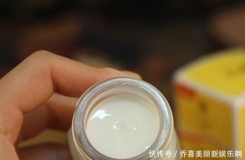 「软膏」才十几块钱小软膏,早晚都涂在脸上,不出两周,皱纹都变淡了