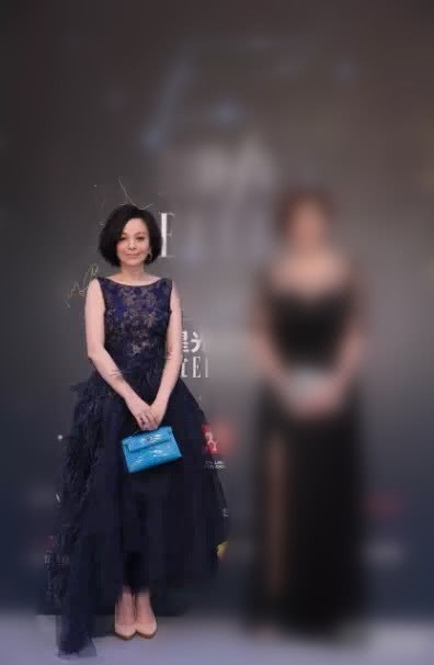 四十八岁的王琳依旧美艳如初，香槟色的裙子穿出优雅的感觉