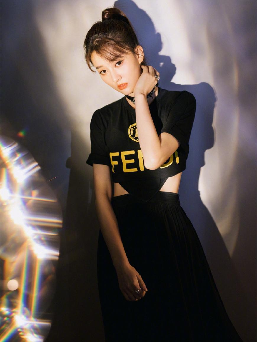 乔欣才是真“腰精”, 穿T恤还遮不住好身材, 又酷又美!