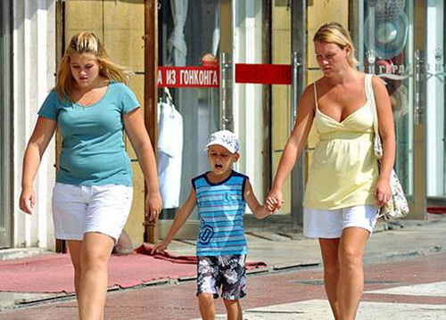 娶俄罗斯美女好，年轻时养眼，变大妈后还多个彪悍的“保镖”