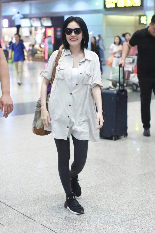 小s好像吃了防腐剂，这身材回到学生时代！