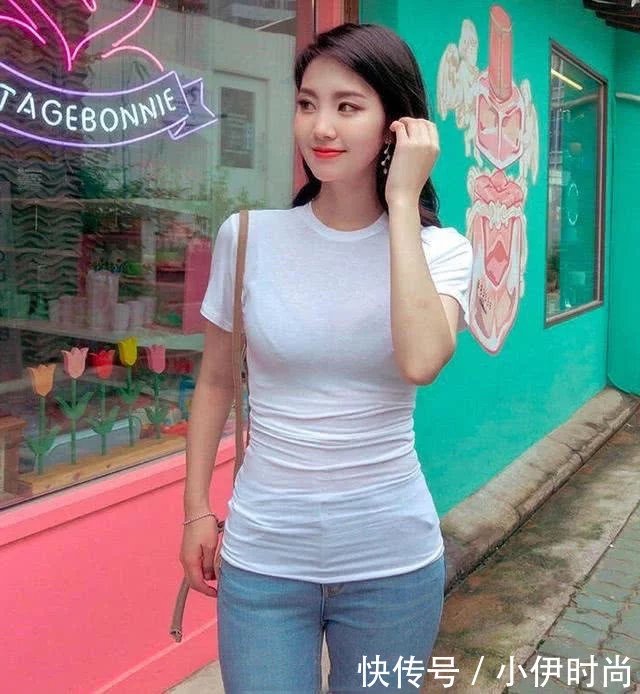 街拍：小姐姐身材一般，却穿出专业模特的感觉