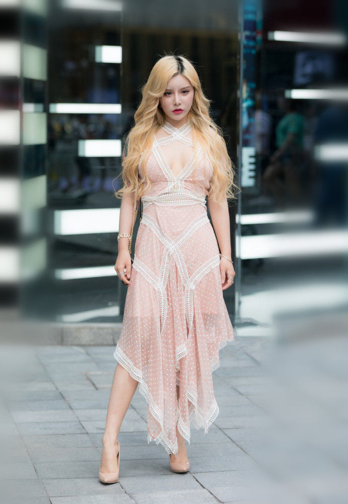 街拍路人，炎热的天气，作为女神的你怎么少得了一条时尚的裙子?