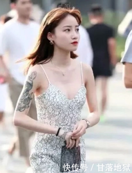 「 美女」搭配的好一样美，身材曼妙魅力十足，街拍：简单穿搭的时髦美女