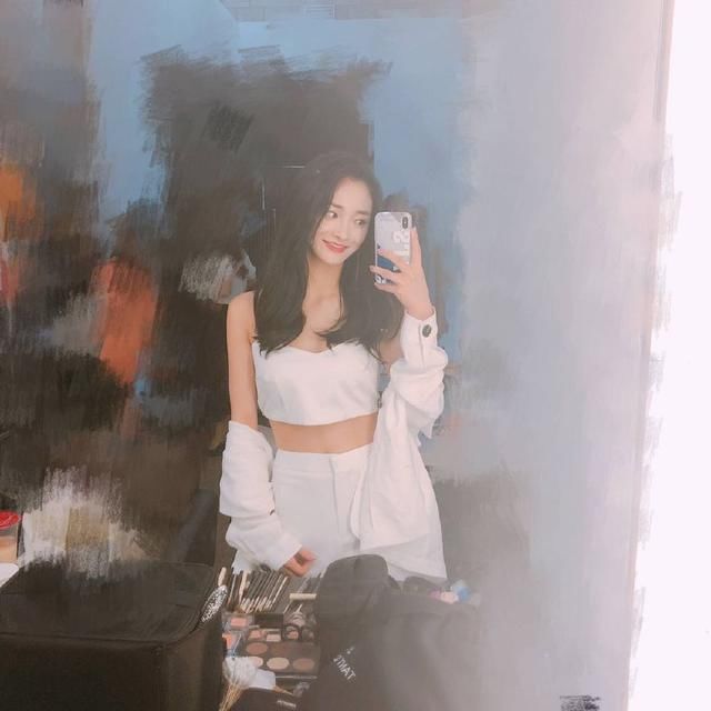 周洁琼只穿一件裹胸，也敢敞开上衣秀身材，腰上勒出来肉尴尬了！