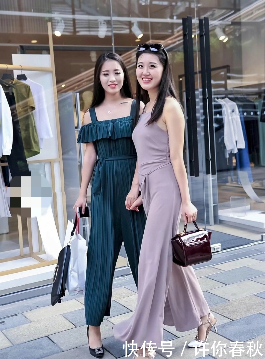 「 姐妹花」站立街头宛如一对姐妹花，性感优雅，两位漂亮的美女