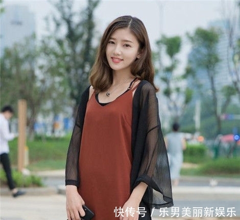 蓝色:街拍:短发美女蓝色吊带长裙,长发飘飘, 笑容甜美可爱