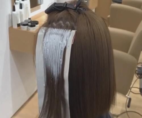  『女生』女孩换了款个性发型后，其他女生看完都羡慕了，直男：头发这么白有点缺营养