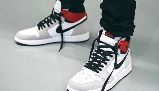 进化版:黑白灰的高级搭配还不够看,进化版高级配色AJ1来袭,这次mid还是输了