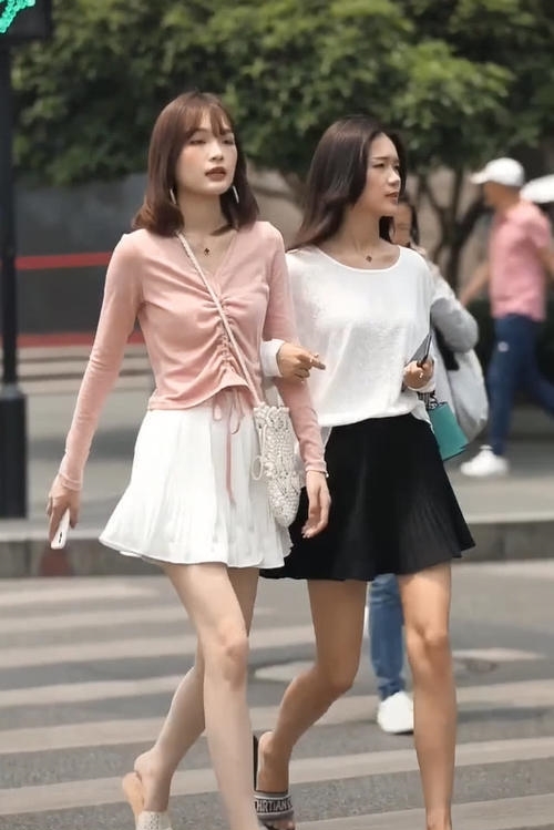  美女@美女太“年轻”了,和女神穿闺蜜装,腿像10年没洗一样,佩服！