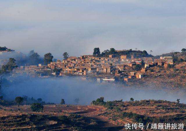 云南一座古村，房屋用3亿年前的化石砌成，无数游客慕名而来